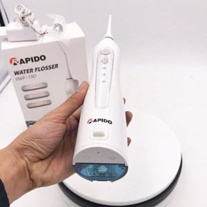 Máy tăm nước cầm tay Rapido, nhỏ gọn dễ sử dụng ở bất kỳ đâu.