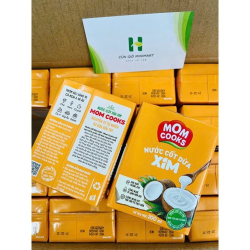 Nước cốt dừa Xim Mom Cooks hộp 200ml tiện sử dụng.